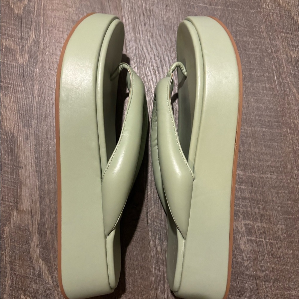 NWOT Women's Sage Green Platform Flip Flop Sandals - Picture 5 of 6